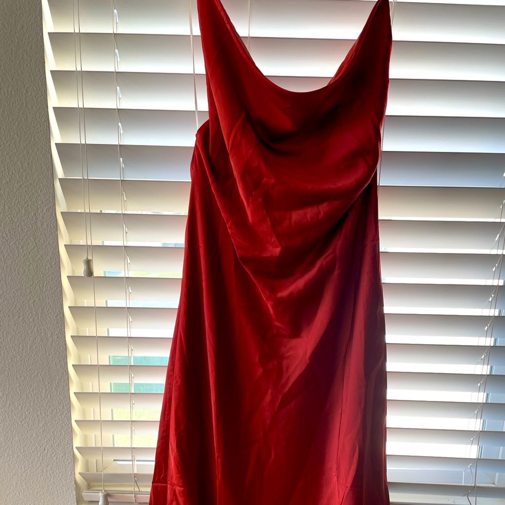 Never worn, bought for a party but it wasn’t the color I wanted